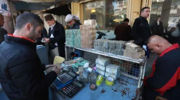 سعر الدينار العراقي يتماسك أمام الدولار ويتباين أمام العملات الأجنبية